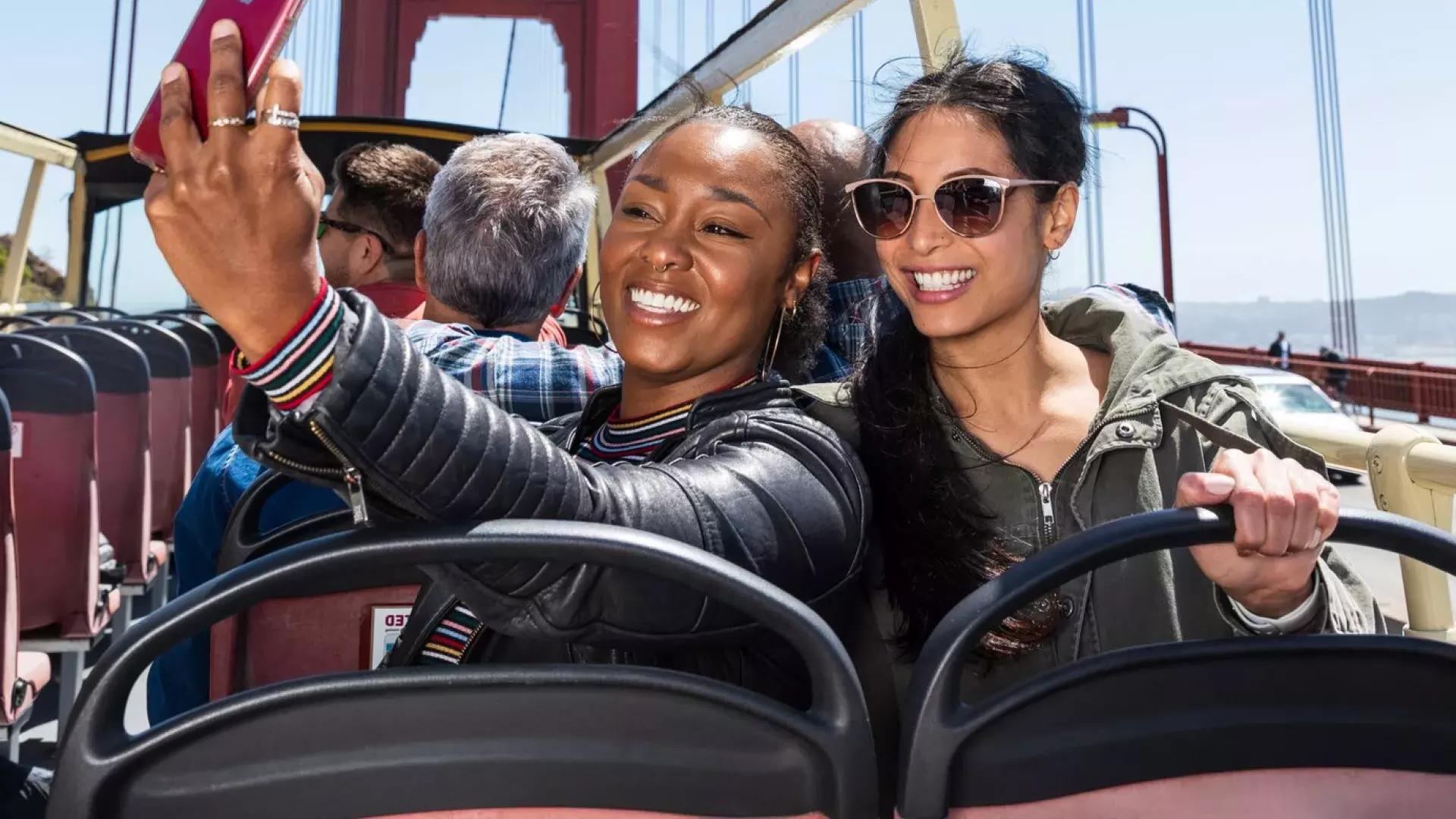 Amici che si fanno selfie sul Golden Gate Bridge